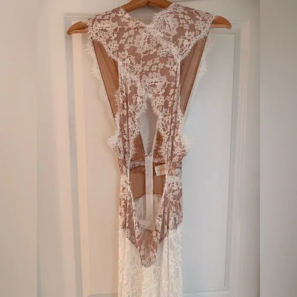 NWOT BRONX AND BANCO Naia Lace Gown in White Wedding Evening Gown - Picture 10 of 16